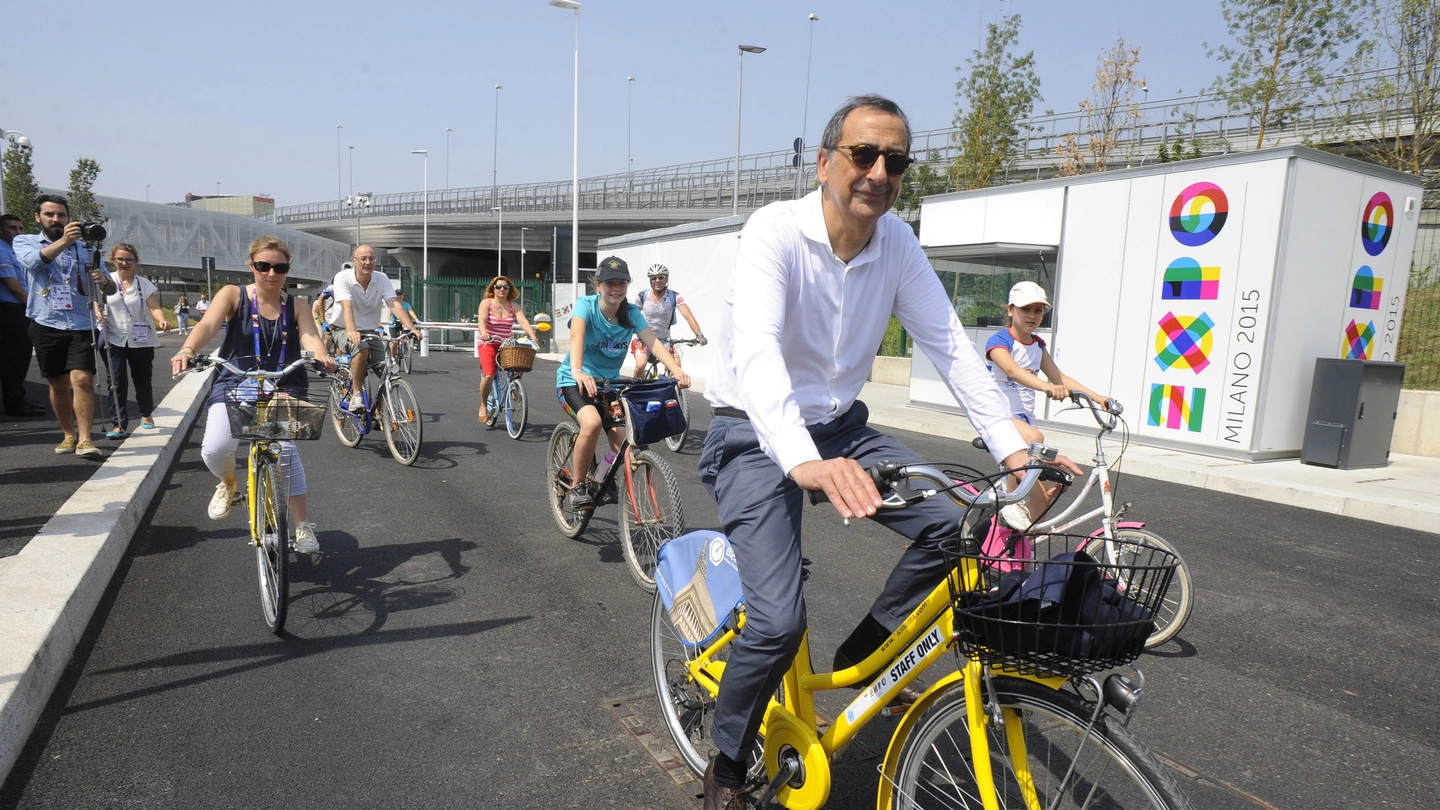 Giuseppe Sala, commissario unico di Expo, guida la pattuglia di ciclisti