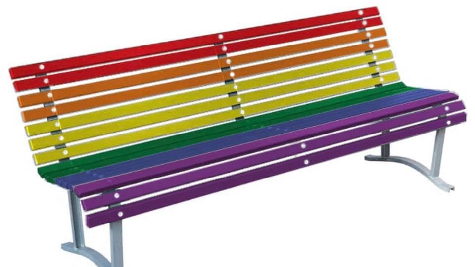 Il modello di panchina arcobaleno (Mianews)