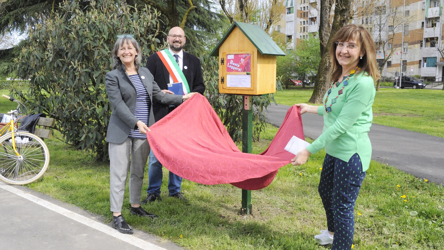 Il sindaco Simone Negri inaugura la casetta dei libri