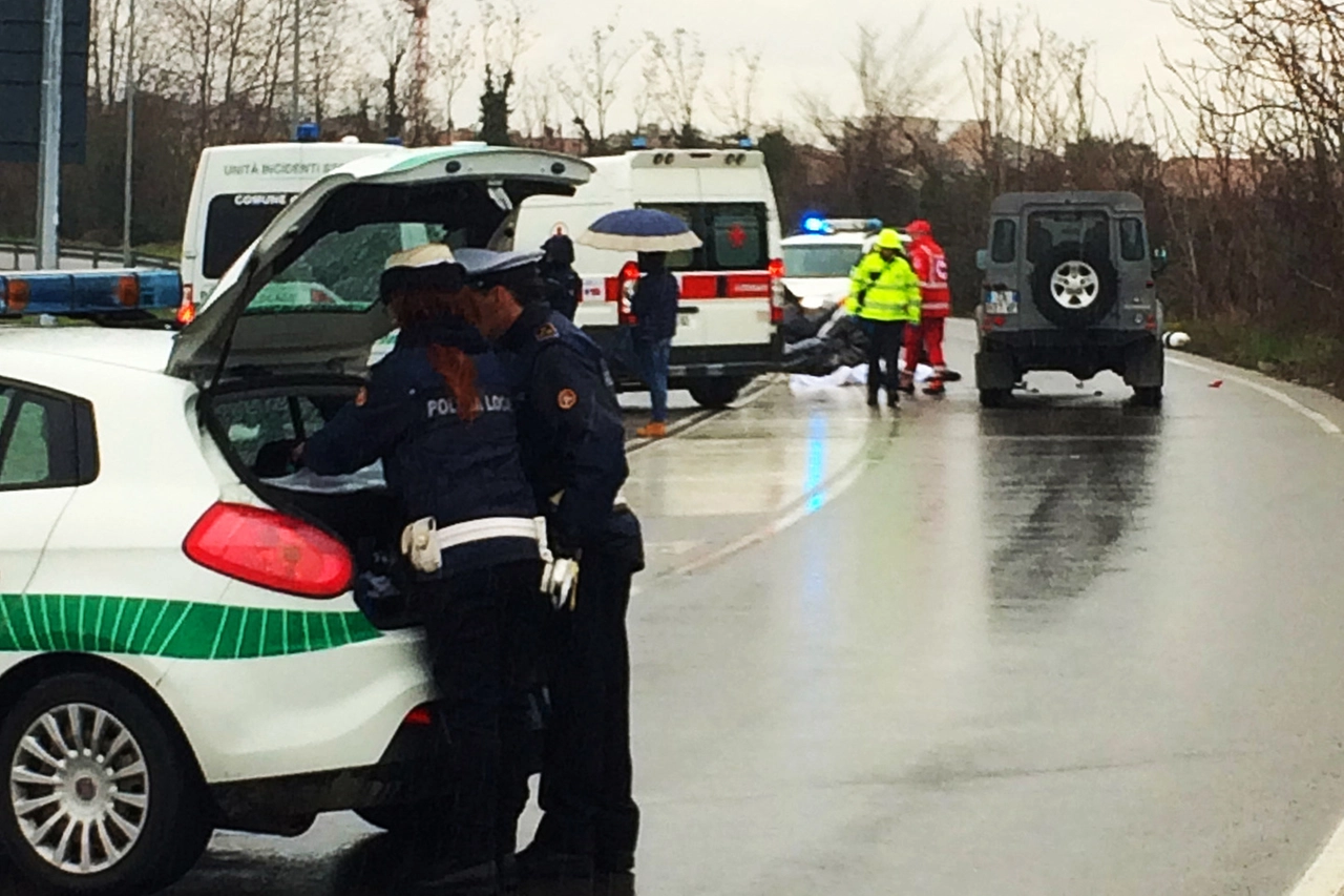 SCIVOLATA FATALE Lo scooter di Algeri si è scontrato contro una Range Rover Defender Il rapper-attore nel 2014 aveva vinto il Festival di Caltanisetta