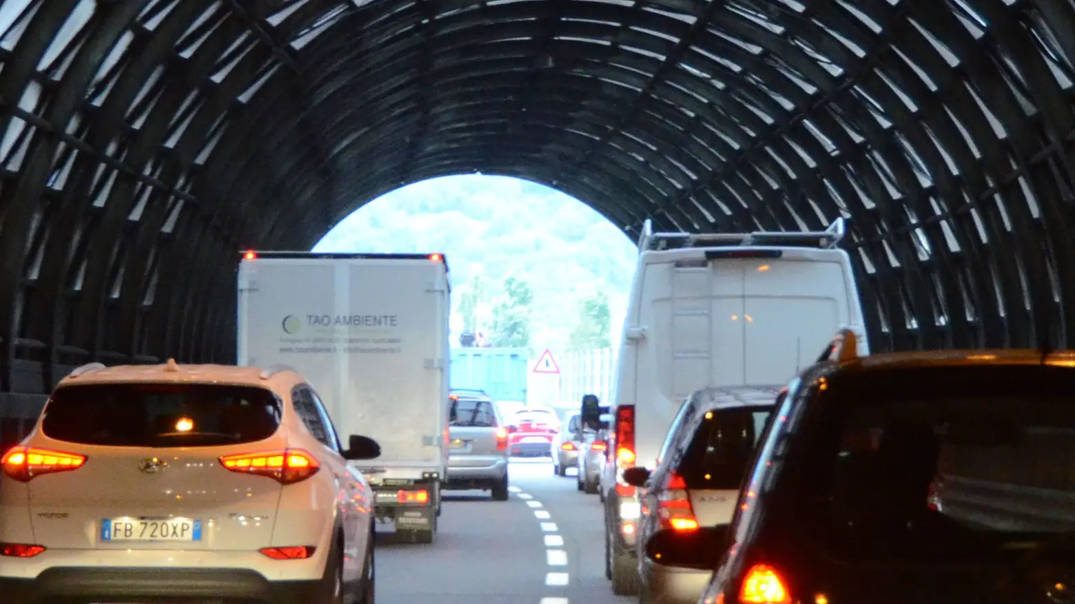 La galleria del Monte Barro sulla superstrada Milano-Lecco La galleria del Monte Barro sulla superstrada Milano-Lecco