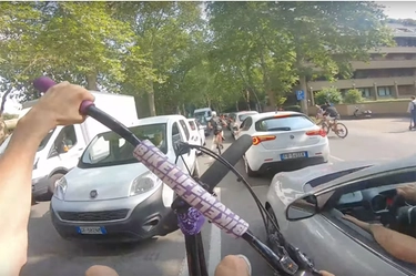 Monza, baby gang con bici da cross: scorribande contromano da postare sui social