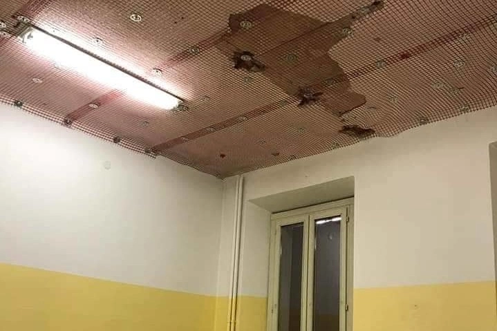 Ecco il controsoffitto dell’aula dell’asilo nido
