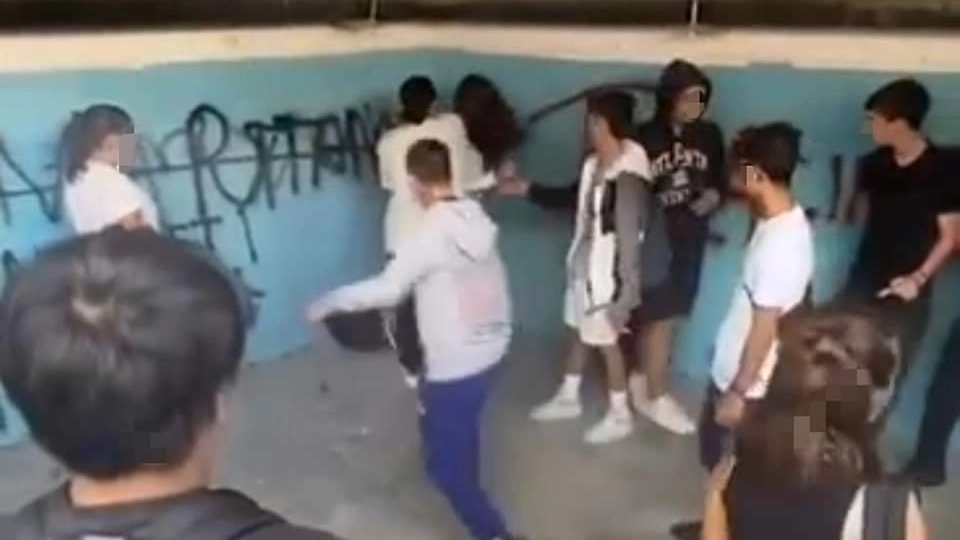 Violenza nel sottopassaggio davanti a decine di ragazzi che assistono alla scena divertiti. E qualcuno la riprende con lo smartphone