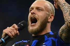 Striscione sotto casa di Dimarco "La lingua te la facciamo ingoiare" Inchiesta per minacce aggravate