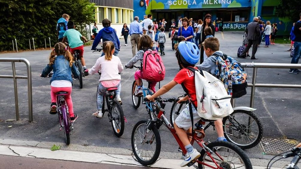 Alunni a scuola in bici Alunni a scuola in bici
