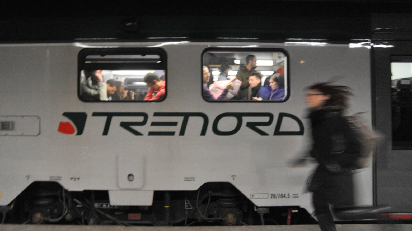 Un treno di Trenord fermo in stazione