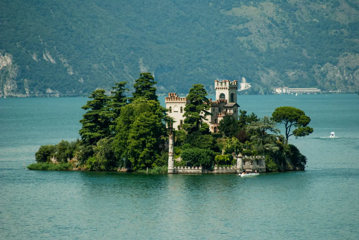 Lago d'Iseo, impossibile attraccare: la siccità fa saltare anche i concerti