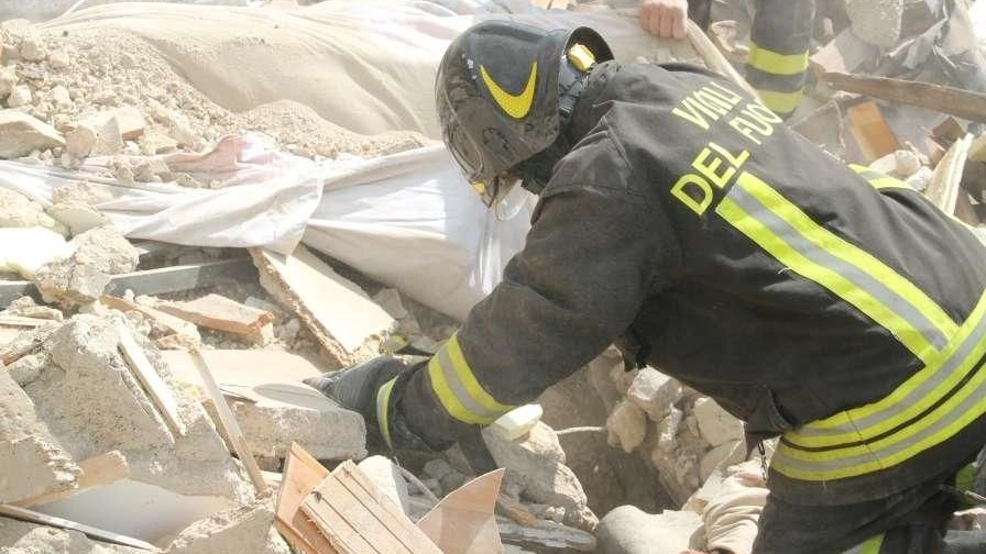 Un vigile del fuoco al lavoro in una foto di archivio (Ansa) Un vigile del fuoco al lavoro in una foto di archivio (Ansa)