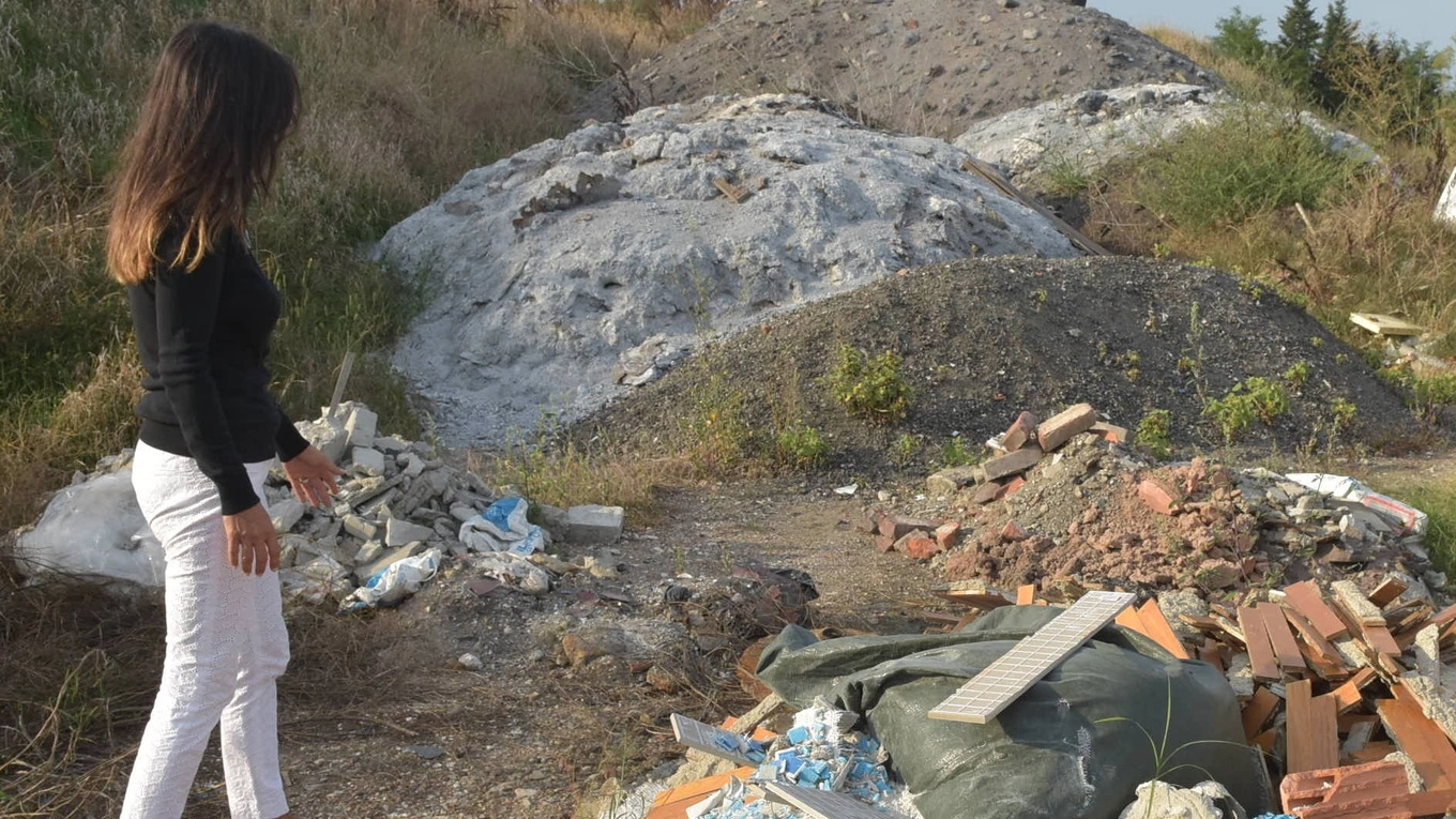 ALLA LUCE DEL SOLE Una parte dei rifiuti  trovati  a fine agosto nel territorio comunale di San Cipriano Po (Torres)