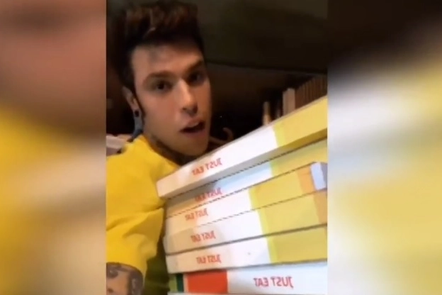 Fedez porta le pizze ai suoi fan che dormono fuori da San Siro