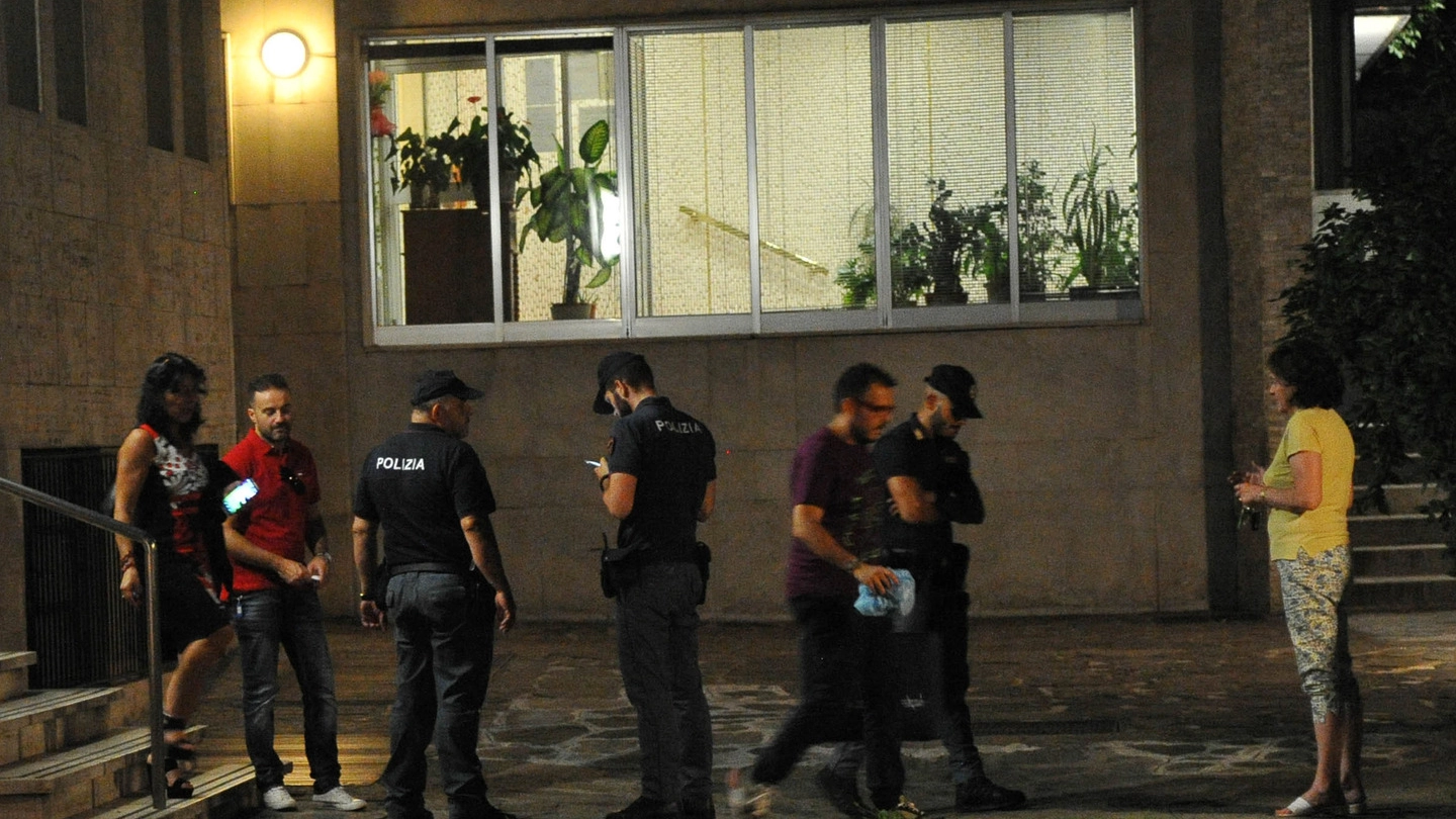 Il sopralluogo della polizia davanti allo studio di Paola Marioni (Newpress)