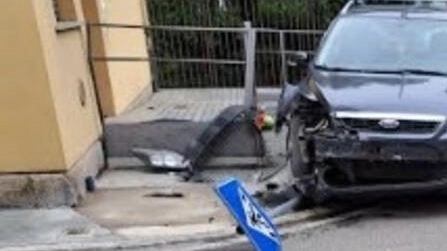 Lo schianto sulla rotatoria tra le vie Cesare Correnti e Moscova. Quindi la cattura