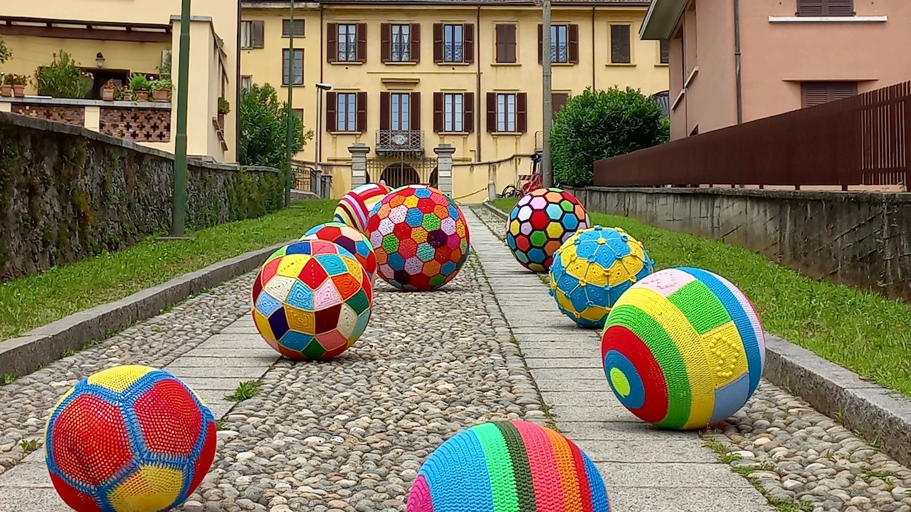 Installazione di fiber art a Barzanò