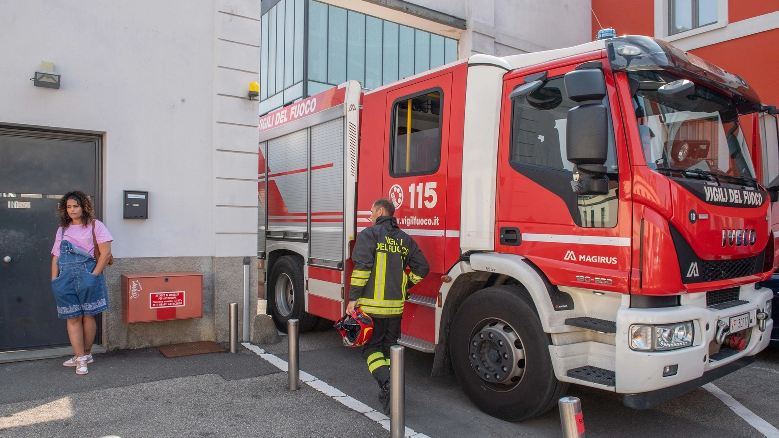 I vigili del fuoco fuori dall'edificio evacuato in mattinata