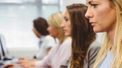 Stipendi e redditi, la forbice si allarga  Micro imprese? Paghe inferiori del 27%  "E per le donne va ancora peggio"