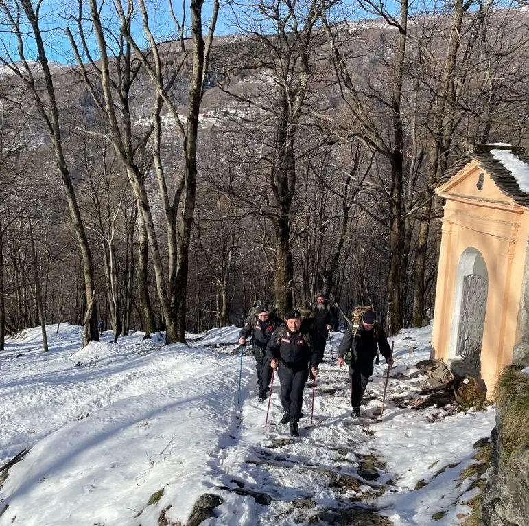 A Monteviasco "angeli nella neve" con i viveri per i residenti rimasti isolati