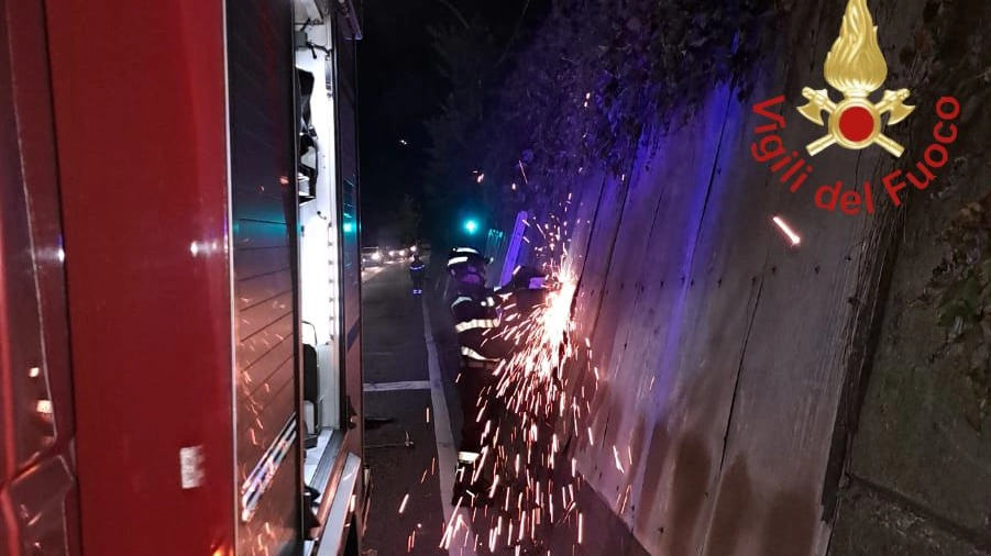 Vigili del fuoco al lavoro per rimuovere i cartelloni pubblicitari Vigili del fuoco al lavoro per rimuovere i cartelloni pubblicitari