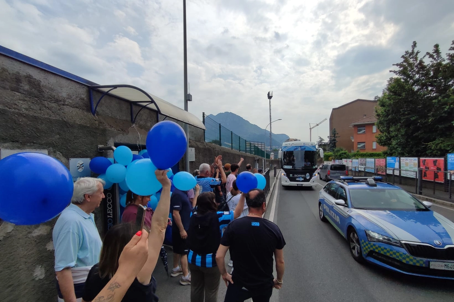 Il pullman della squadra accolto dai tifosi all'arrivo allo stadio dopo l'impresa di Cesena