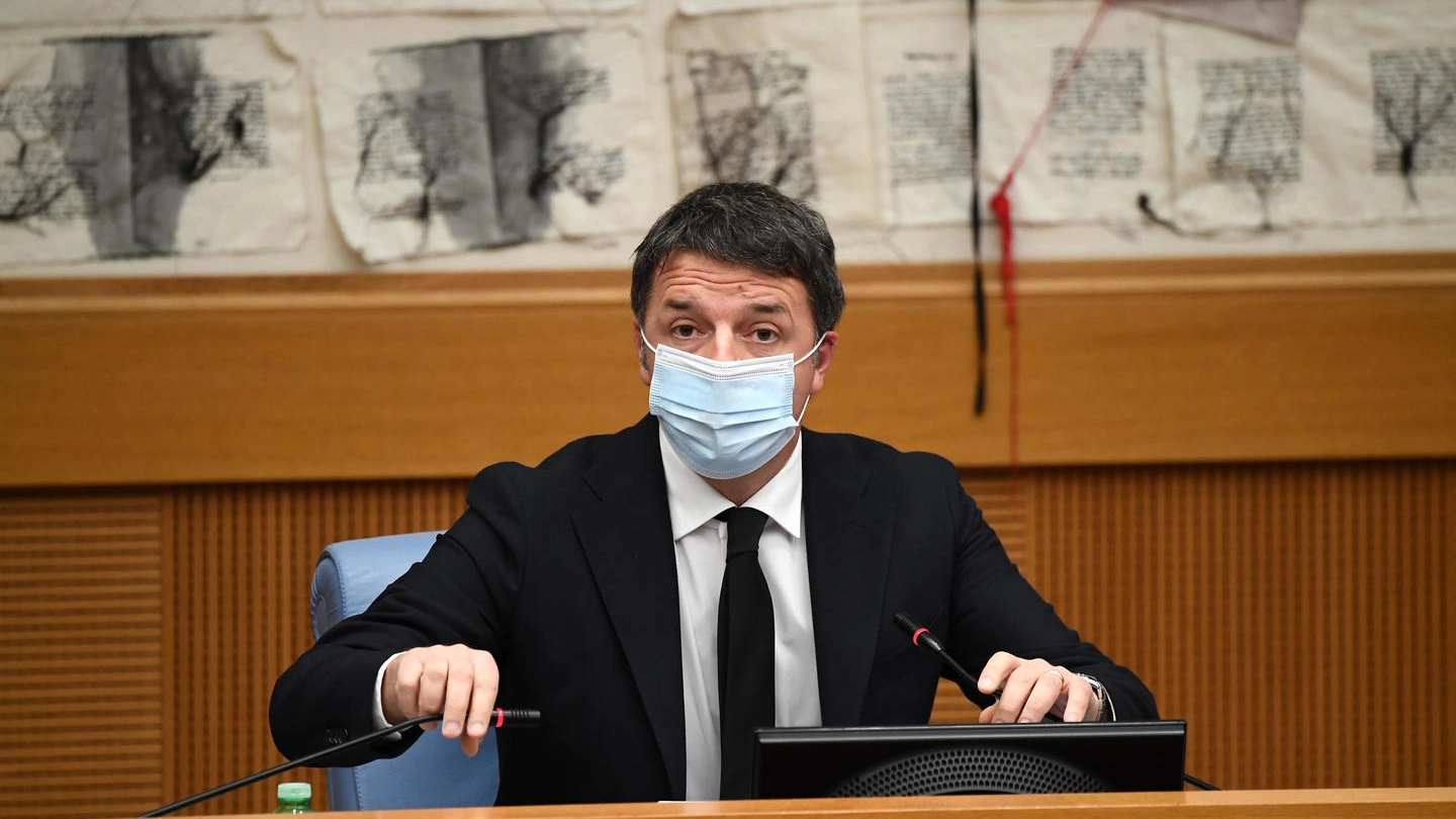 Renzi durante la conferenza stampa alla Camera (Ansa)