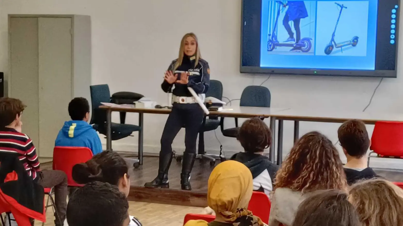 Gli agenti fra i banchi Bullismo e incidenti: a lezione per prevenire rischi, pericoli e disagi Gli agenti fra i banchi Bullismo e incidenti: a lezione per prevenire rischi, pericoli e disagi