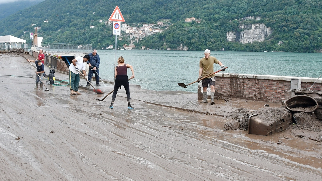 La colata di fango che ha ricoperto tanti paesi del lago è stata rimossa 