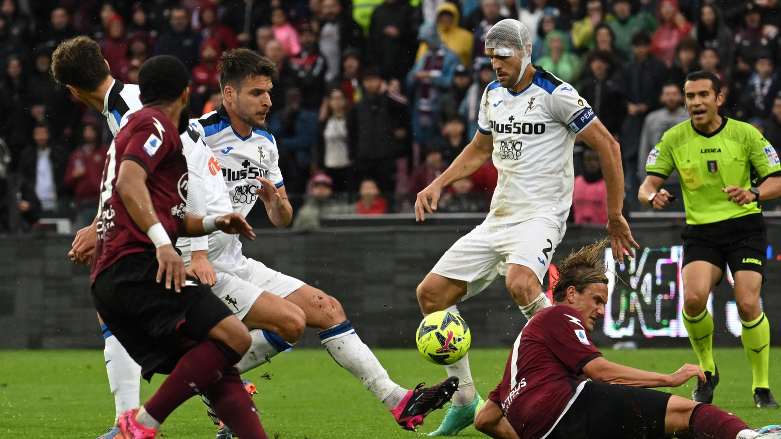 Erik Botheim (Salernitana) affrontato da Marco Toloi e Berat Djimsiti Erik Botheim (Salernitana) affrontato da Marco Toloi e Berat Djimsiti