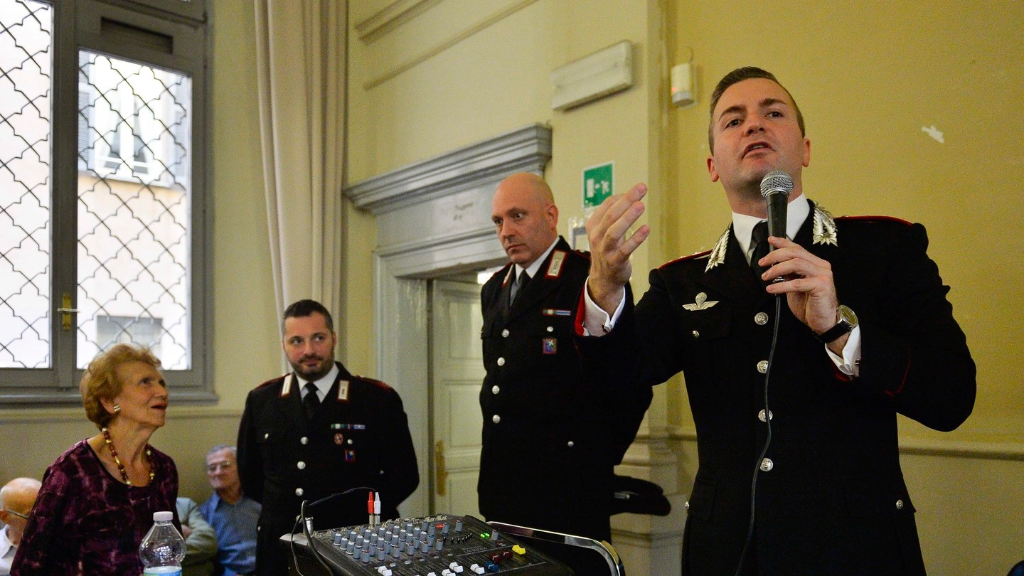 I carabinieri organizzano incontri con gli anziani per informarli sui rischi delle truffe