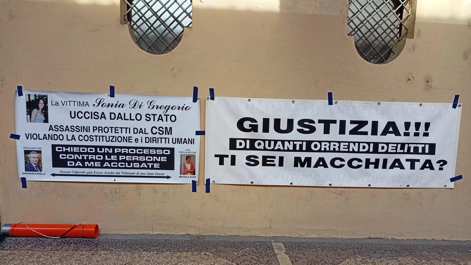 I due striscioni appesi alle pareti del Tribunale di Bologna da Paolo Di Gregorio, 74 anni, residente a Cino