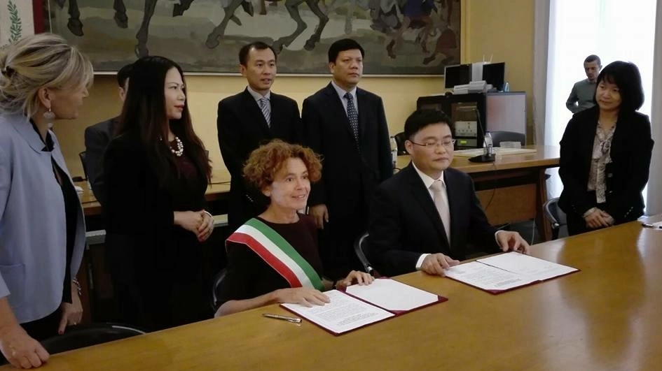 La firma dell'accordo in municipio a Crema