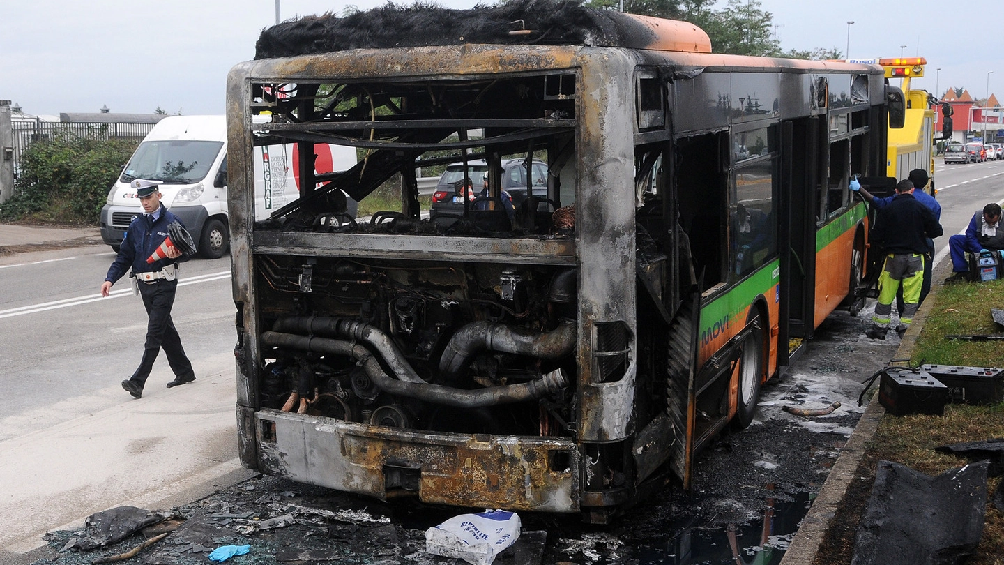 L'autobus andato a fuoco a Nerviano