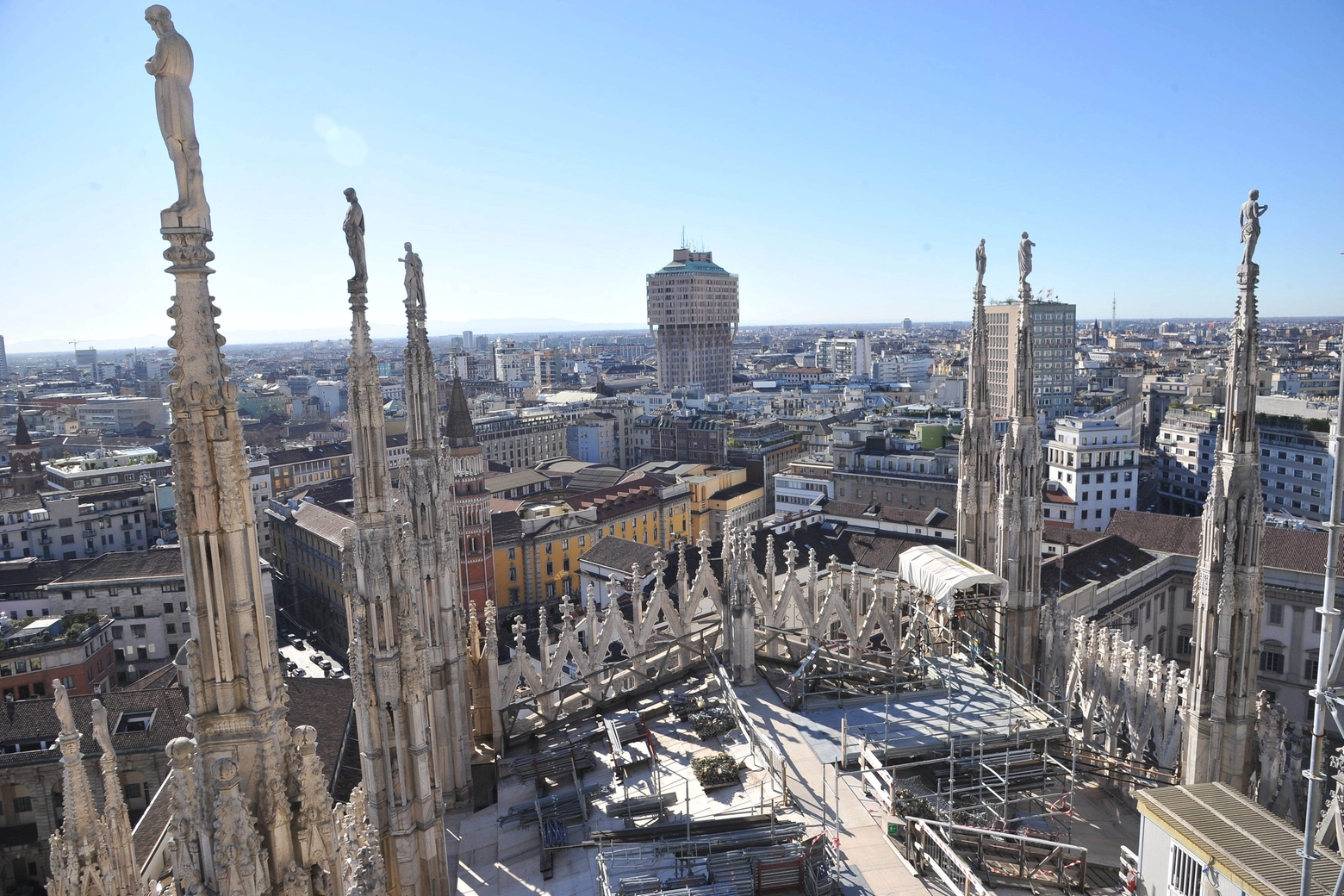 Panoramica di Milano dalle guglie del Duomo