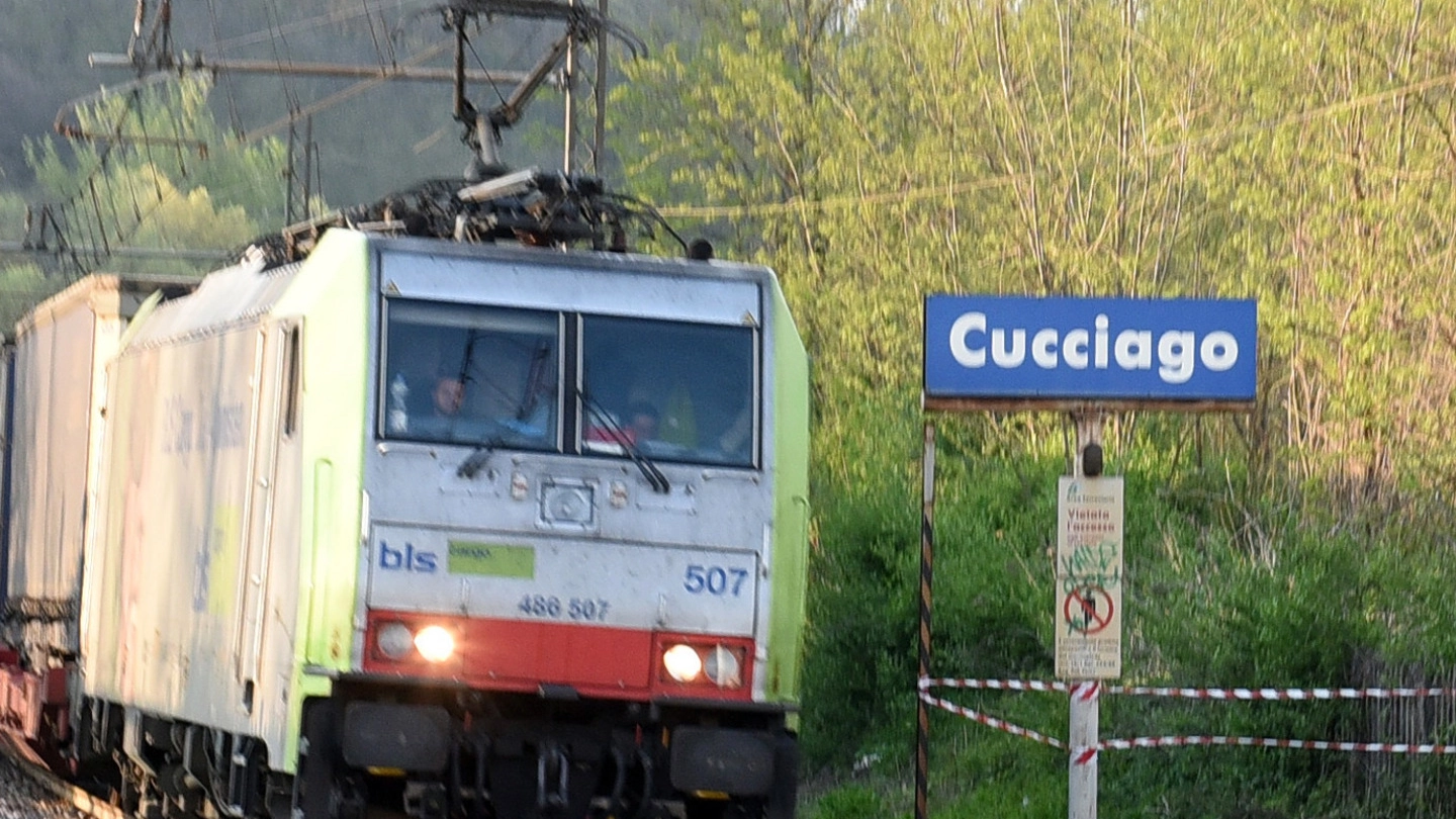 Un treno a Cucciago in un'immagine di archivio (Cusa)
