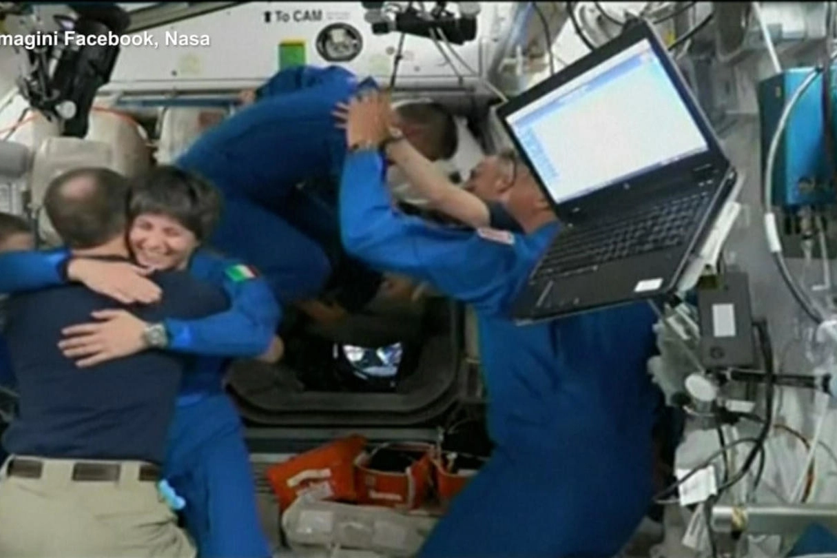 L'abbraccio nelle spazio tra gli astronauti