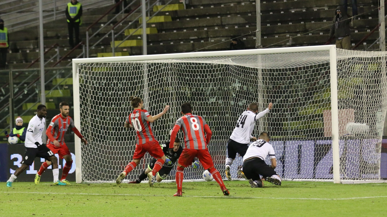 Paulinho della Cremonese esulta per il gol contro il Cesena
