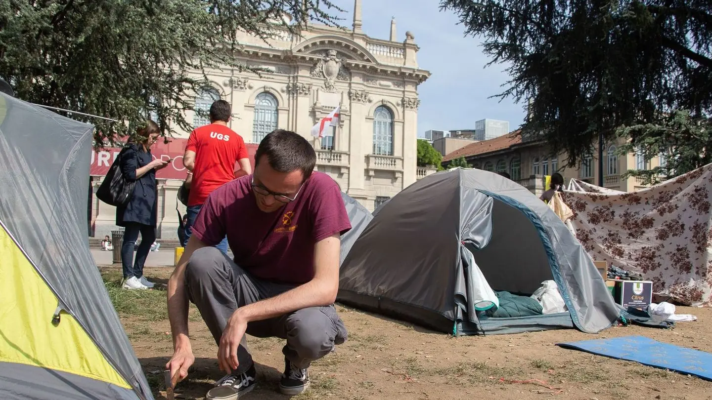 La proteste con le tende fuori dal Politecnico