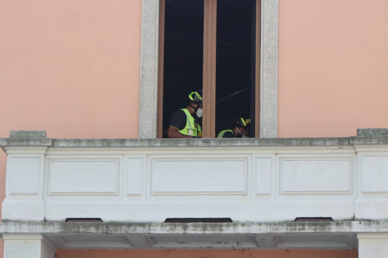 I vigili del fuoco all'interno della struttura