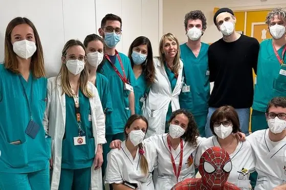 Mr. Rain con lo staff del Centro Maria Letizia Verga (Foto Instagram: comitatoverga)