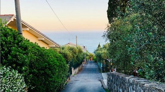La strada della casa al mare in Liguria del sindaco Giuseppe Sala (Foto profilo Facebook)