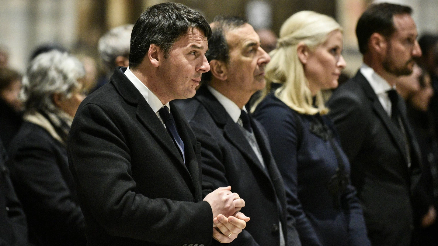Il sindaco Giuseppe Sala, 58 anni, e l’ex premier Matteo Renzi, 42, alla messa per Franca Sozzani