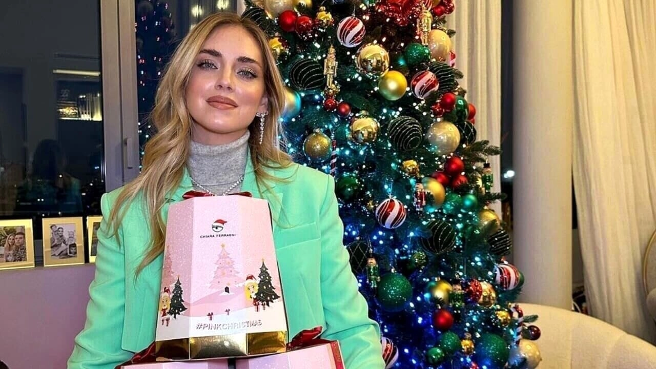 Chiara Ferragni e il suo pandoro Pink Christmas prodotto da Balocco