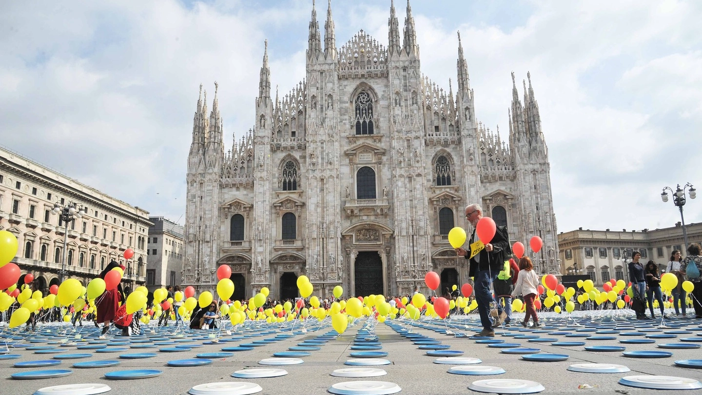 Piatti vuoti in piazza Duomo a Milano (Newpress)