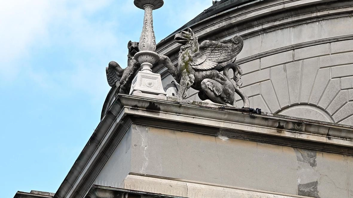 Il pinnacolo rotto del Tempio voltiano è stato riparato Il pinnacolo rotto del Tempio voltiano è stato riparato