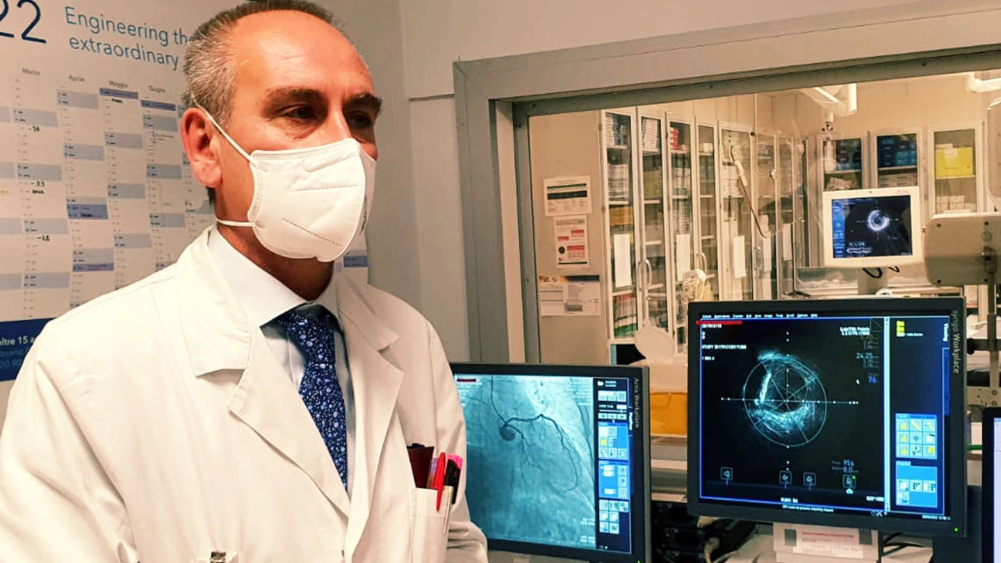 Il dottor Stefano Maggiolini all’interno dell’ospedale di Merate dove è primario