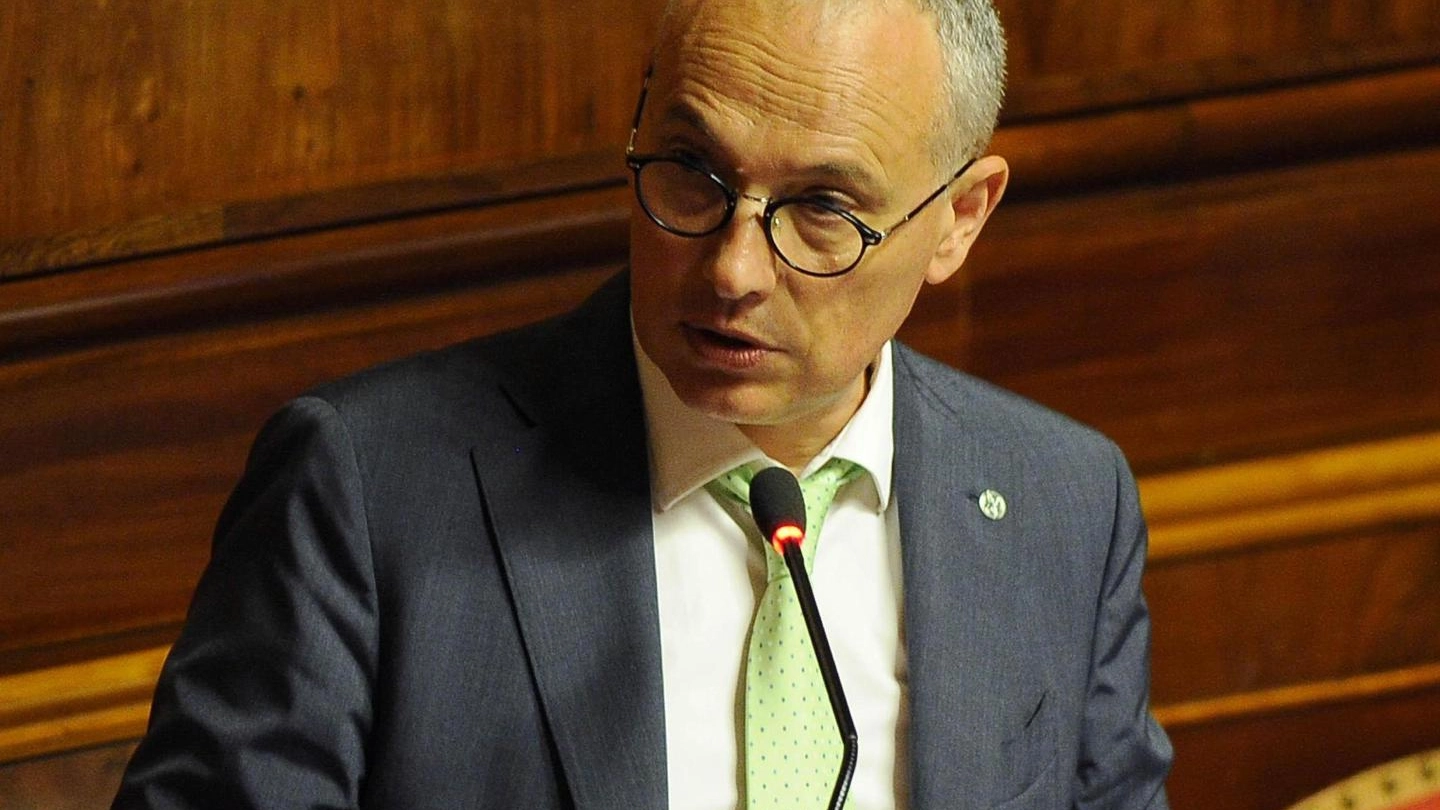 Il senatore della Lega Nord: "Servono campagne di informazione per i cittadini, invece di imposizioni e sanzioni"
