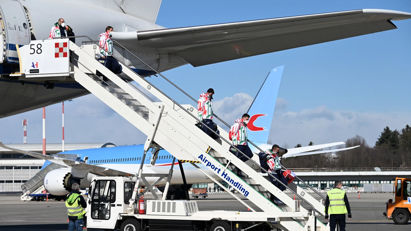 Un volo internazionale fermo all’aeroporto di Malpensa, il principale scalo lombardo