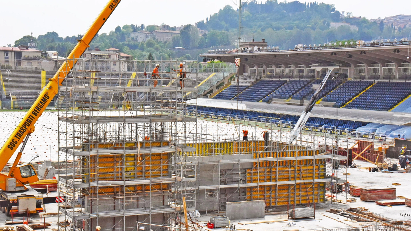 I lavori allo stadio di Bergamo (foto De Pascale)