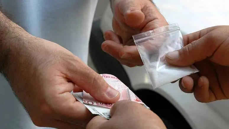 Riforniva di droga rete di spacciatori di Busto: arrestato agente assicurativo