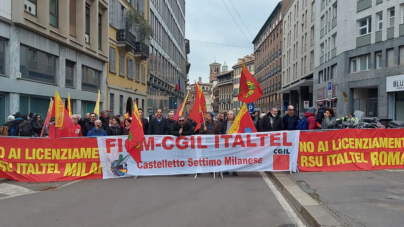 Il presidio di ieri dei lavoratori Italtel davanti ad Assolombarda