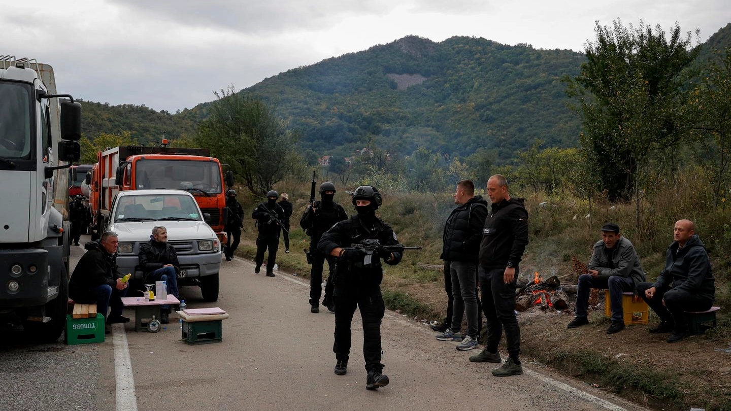 Manifestanti serbi e polizia kosovara al valico di Jarinje